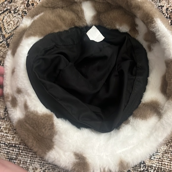Fuzzy cow bucket hat - Picture 2 of 2